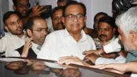 சிபிஐ அதிகாரிகளால் அழைத்து செல்லப்படும் ப. சிதம்பரம்