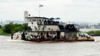 Ubwato mu rugendo hagati ya Kinshasa na Brazzaville mu 2013