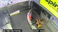 Menino em esteira de aeroporto