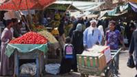 تؤدي زيادة أسعار الوقود إلى ارتفاع تكلفة النقل وبالتالي أسعار الكثير من السلع الاستهلاكية