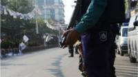 অস্ত্র হাতে এক পুলিশ