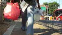 A cidade onde passageiros trocam lixo plástico pela passagem de ônibus