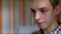Adam Barkworth não saía de casa por que passava por causa do barulho; agora passa horas na rua e, segundo sua mãe, interage com outras pessoas.