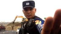 полицейский закрывает объектив