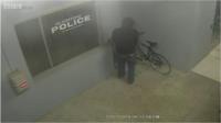 Ladrão tentando roubar bicicleta