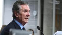 Fernando Collor fala no microfone em reunião de comissão do Senado