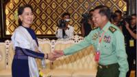 ထိပ်သီးဆွေးနွေးပွဲမှာ တွေ့ရတဲ့ ဒေါ်အောင်ဆန်းစုကြည်နဲ့ တပ်ချုပ်
