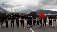 Người biểu tình Hong Kong chặn đường cao tốc đến sân bay Hong Kong