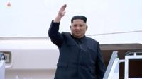 Ким Чен Ын прощается с провожающими перед перелетом в Сингапур.