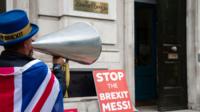 Brexit'e karşı çıkanlar, kabine ofisleri önünde zaman zaman gösteri yapıyor.