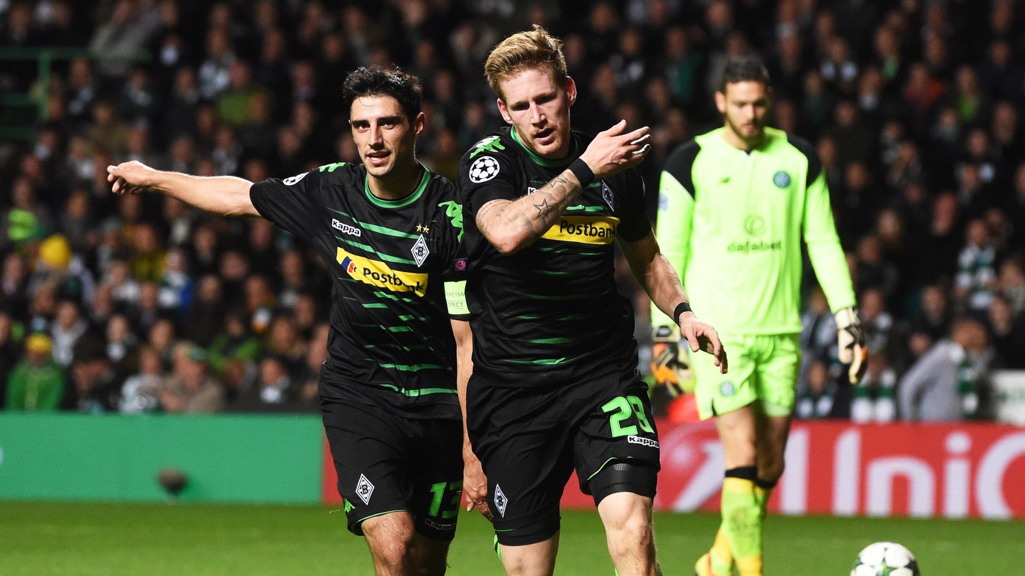 Borussia Monchengladbach's Andre Hahn (R) celebrates after he scores his side's second