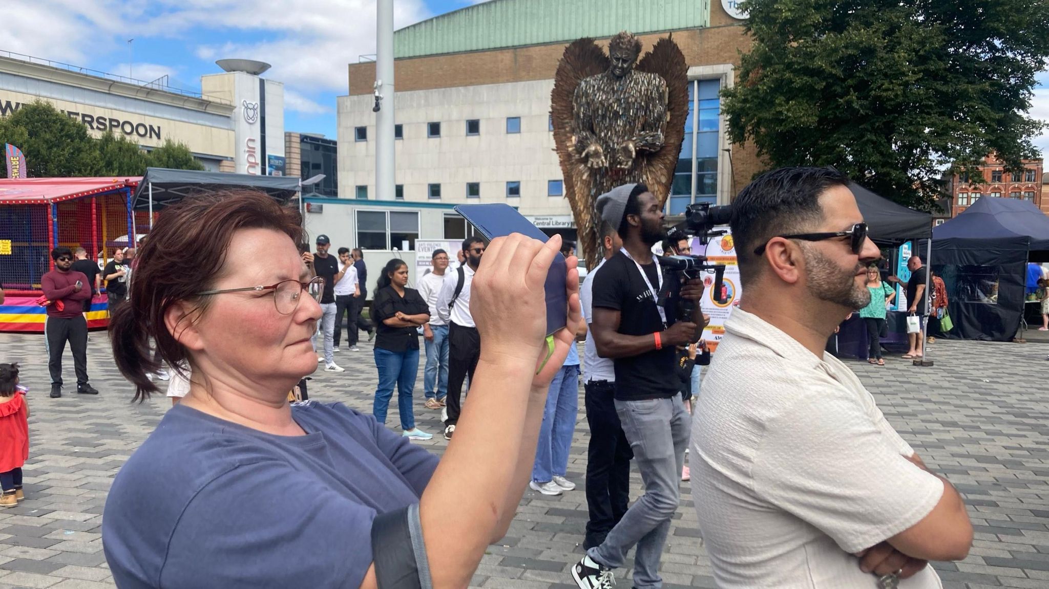 Luton diversity celebrated under wings of Knife Angel - BBC News