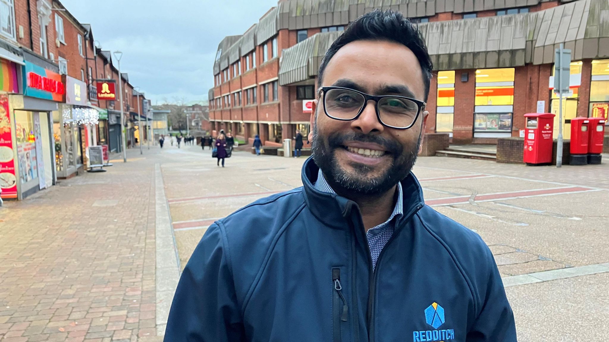 New order bans drinking and drug use in Redditch town centre - BBC News