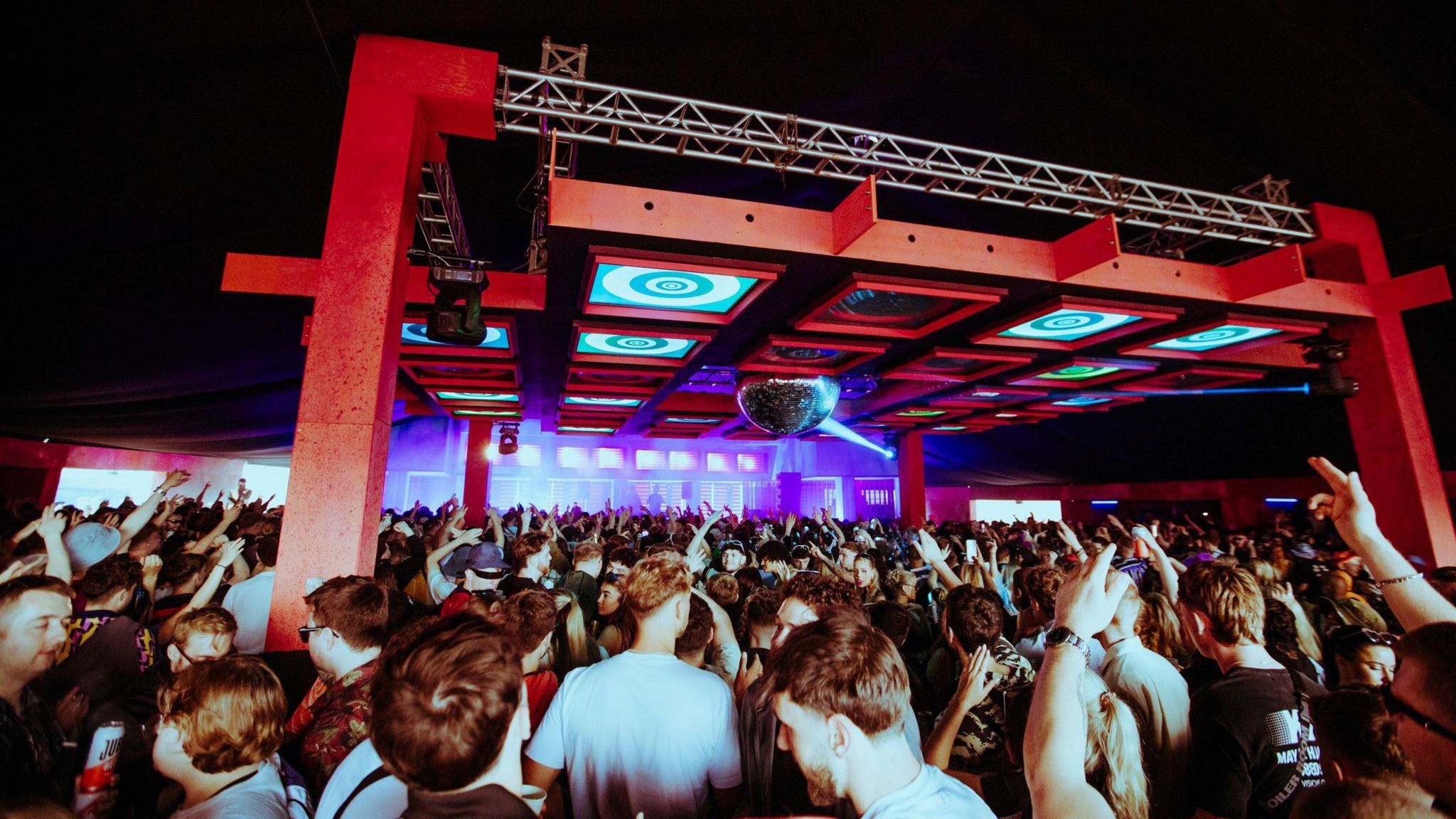 Festivalgoers in front of one of the main stages in the evening