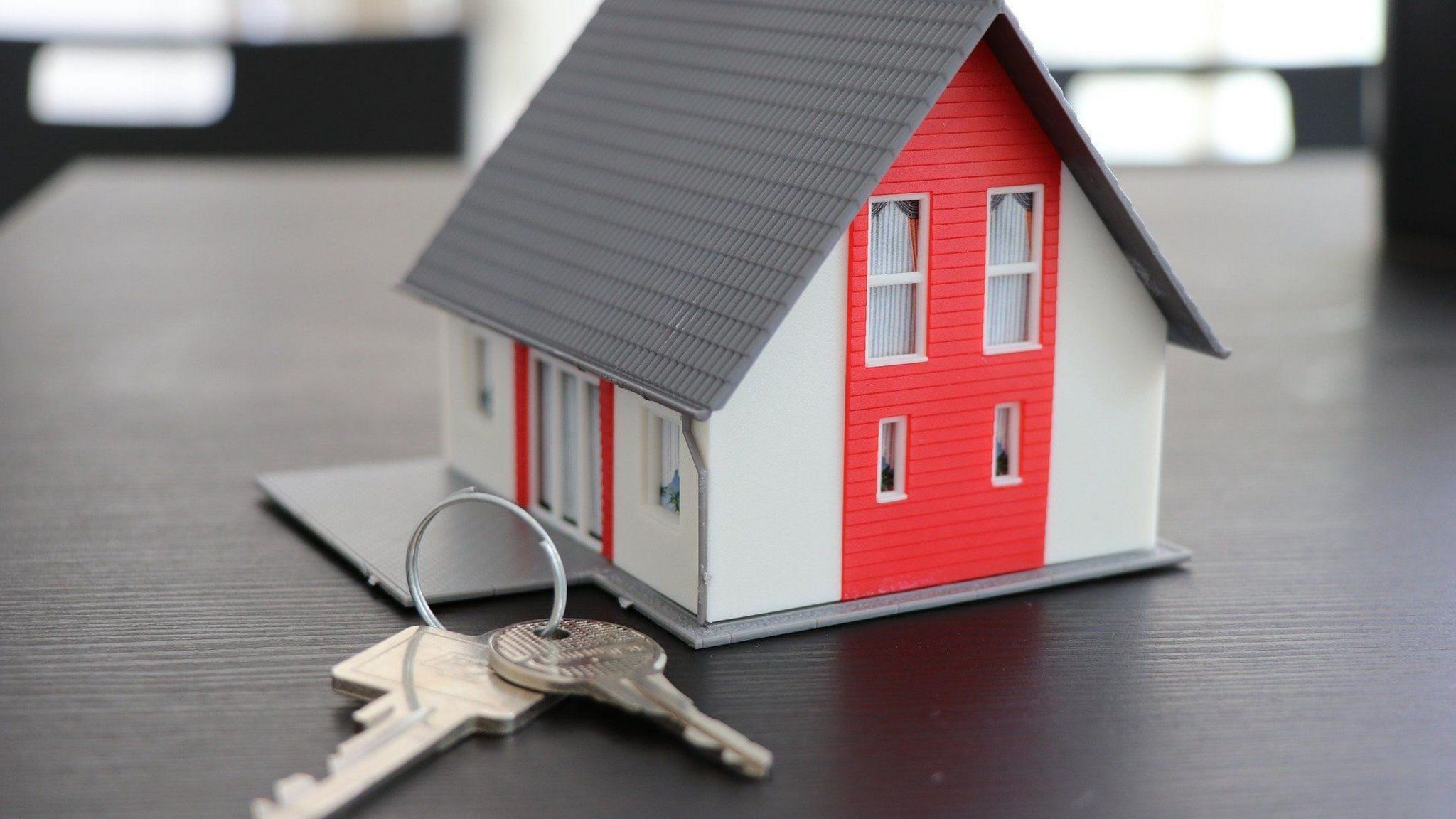 Model house and keys (stock image)