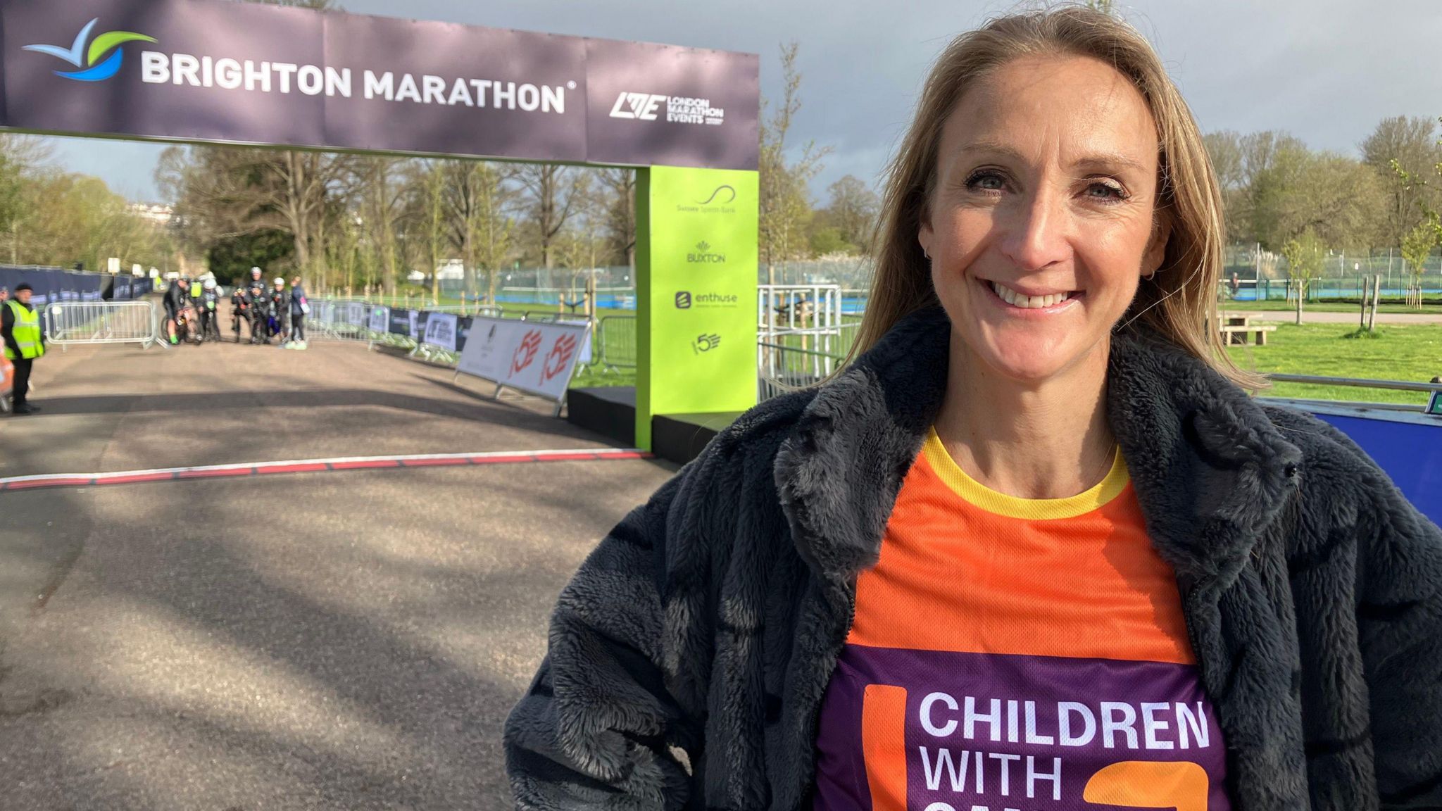 Paula Radcliffe in front of a Brighton Marathon start line