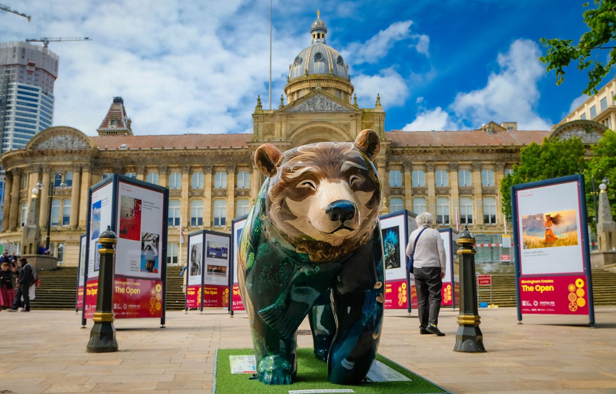 Bear statue in Victoria Square