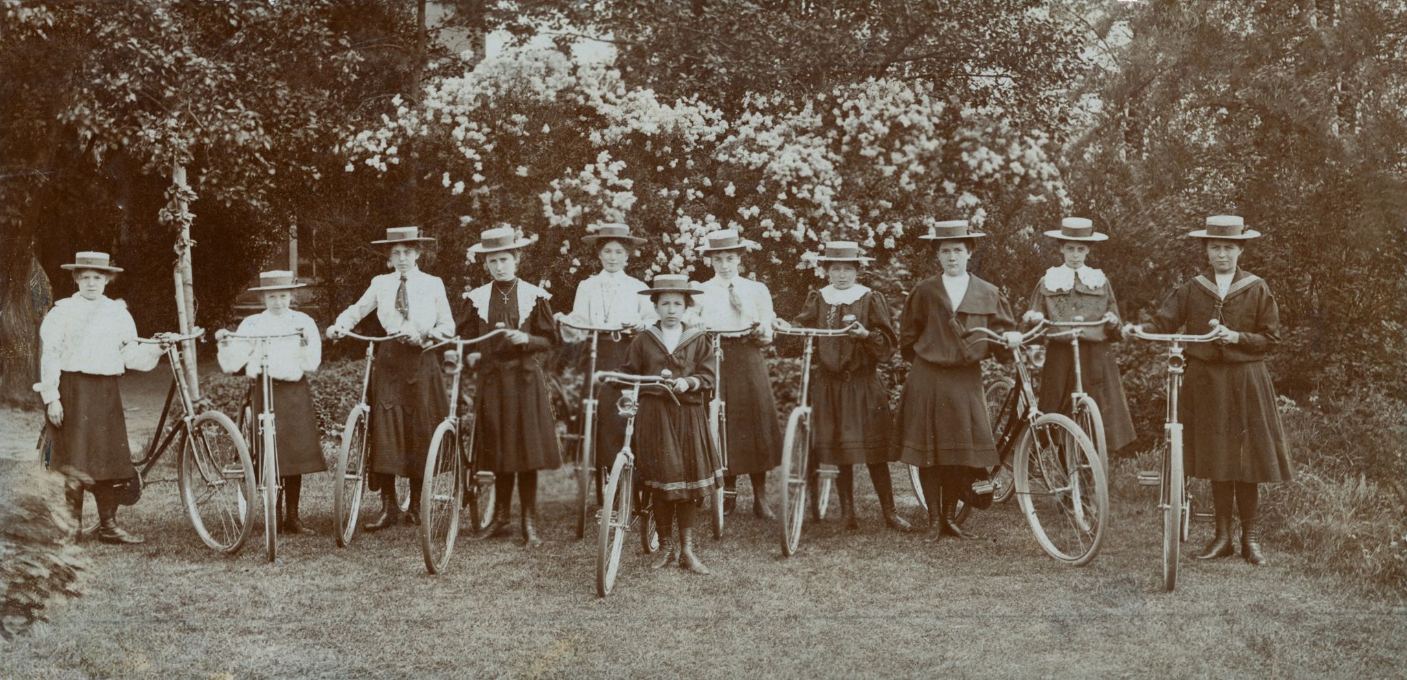 Girls cycling 1900
