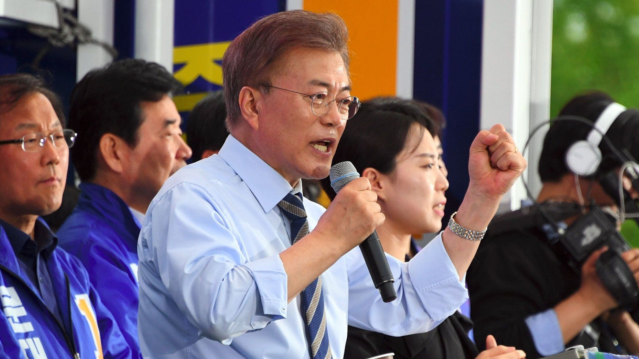 South Korean presidential candidate Moon Jae-In (C) of the Democratic Party speaks during his election campaign in Goyang city, northwest of Seoul, on 4 May 2017