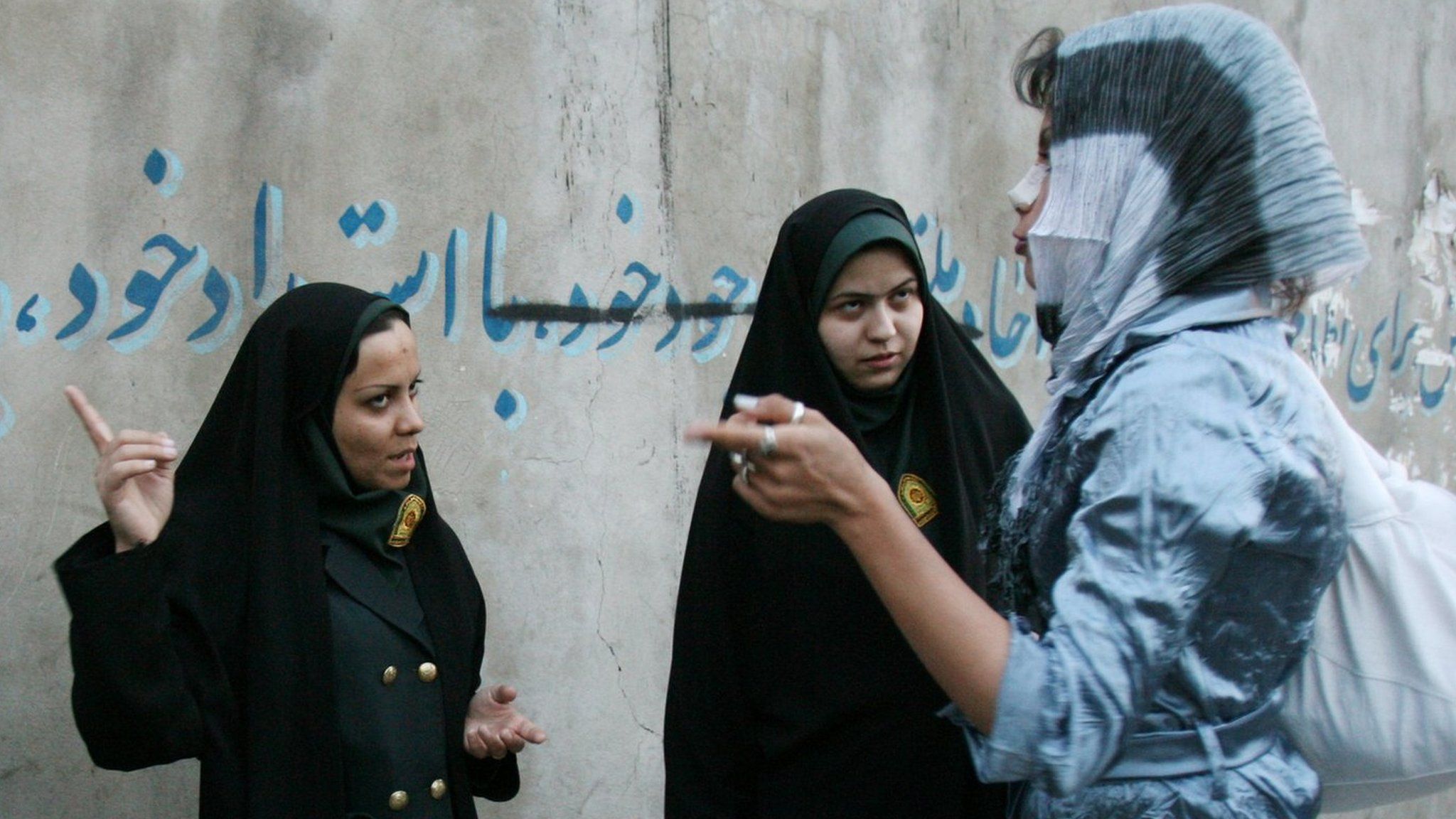 Иранские женщины-полицейские говорят с женщиной о ее одежде в Тегеране, Иран (22 апреля 2007 г.)