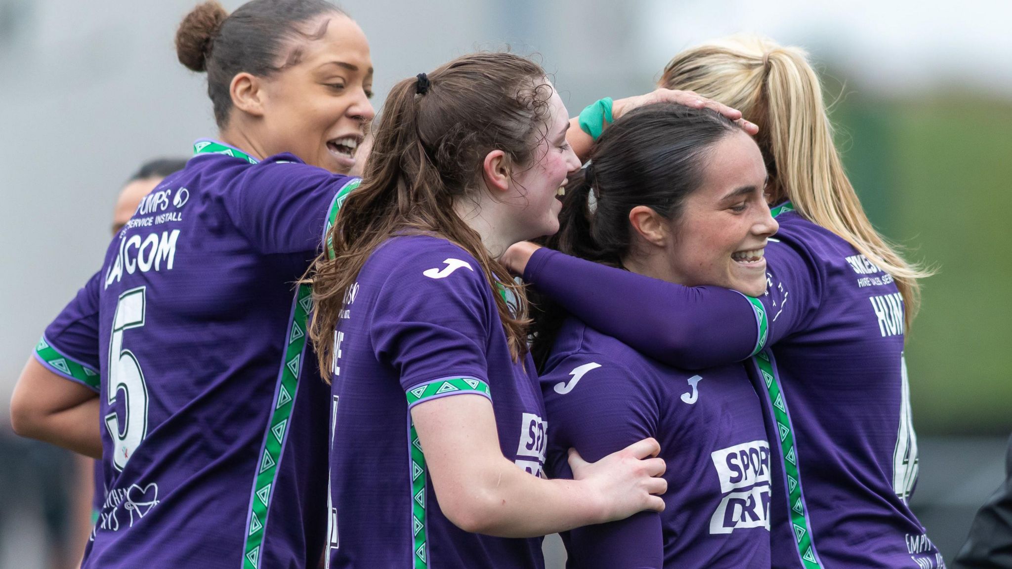 Hibs players celebrate with Poppy Lawson