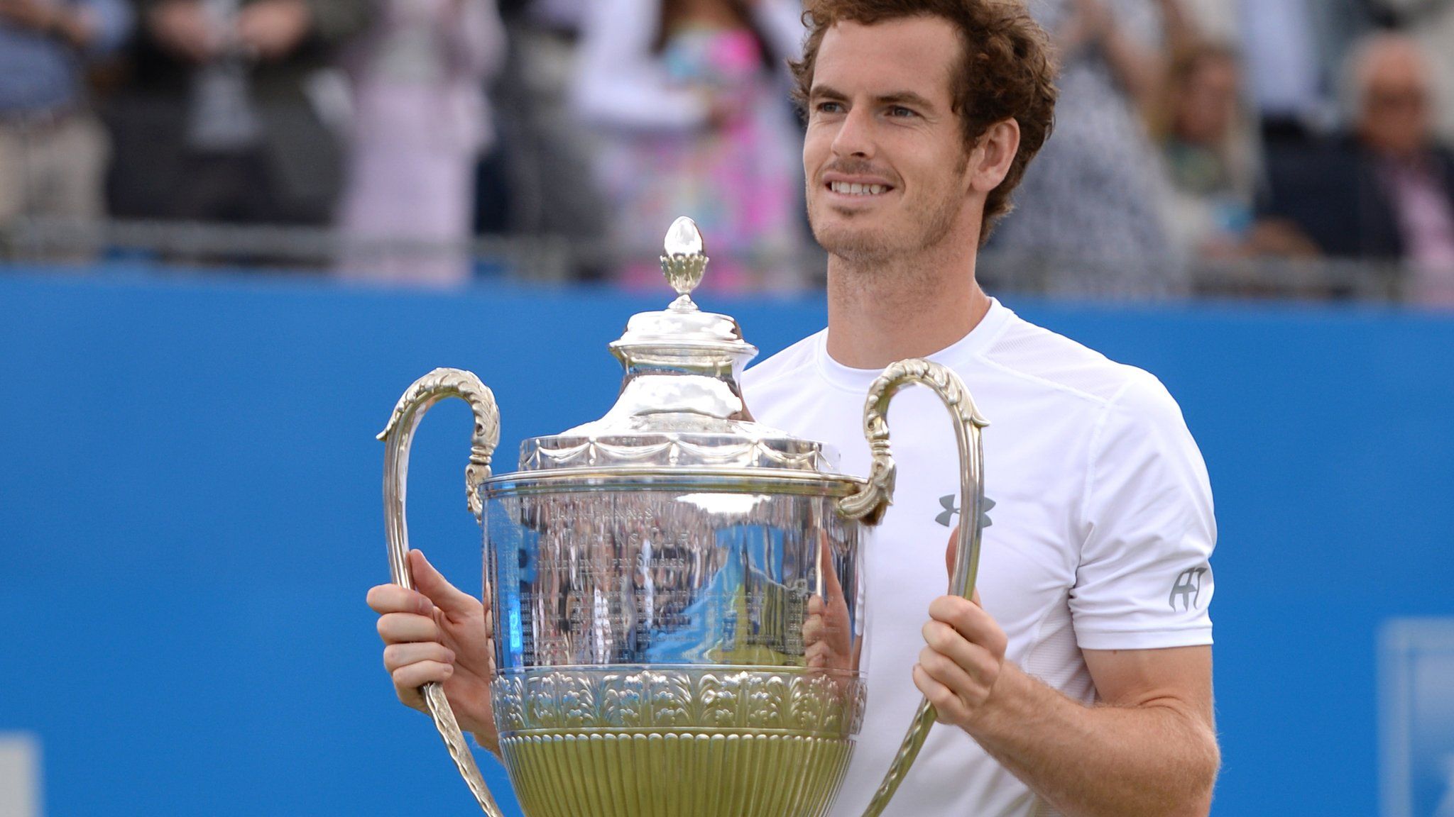 Andy Murray lifts the trophy