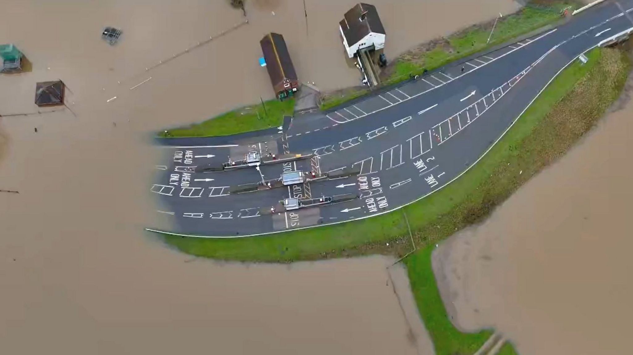 Lincolnshire farmer's heartbreak as his land floods again - BBC News