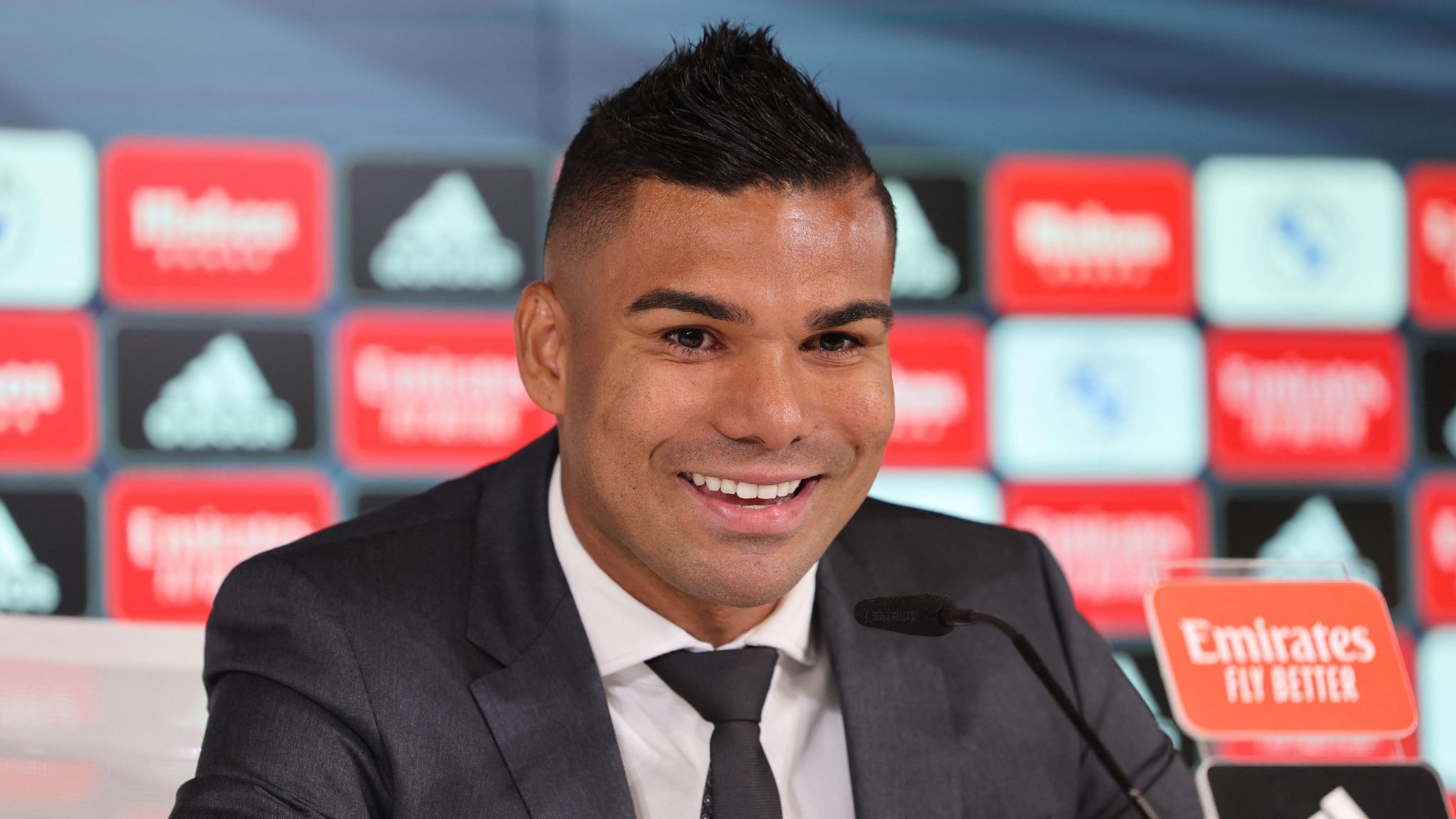 Casemiro: Manchester United make an approach to sign Real Madrid midfielder  - BBC Sport