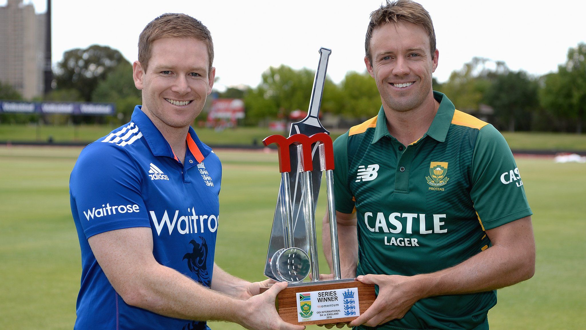 Eoin Morgan and AB de Villiers with the one-day series trophy
