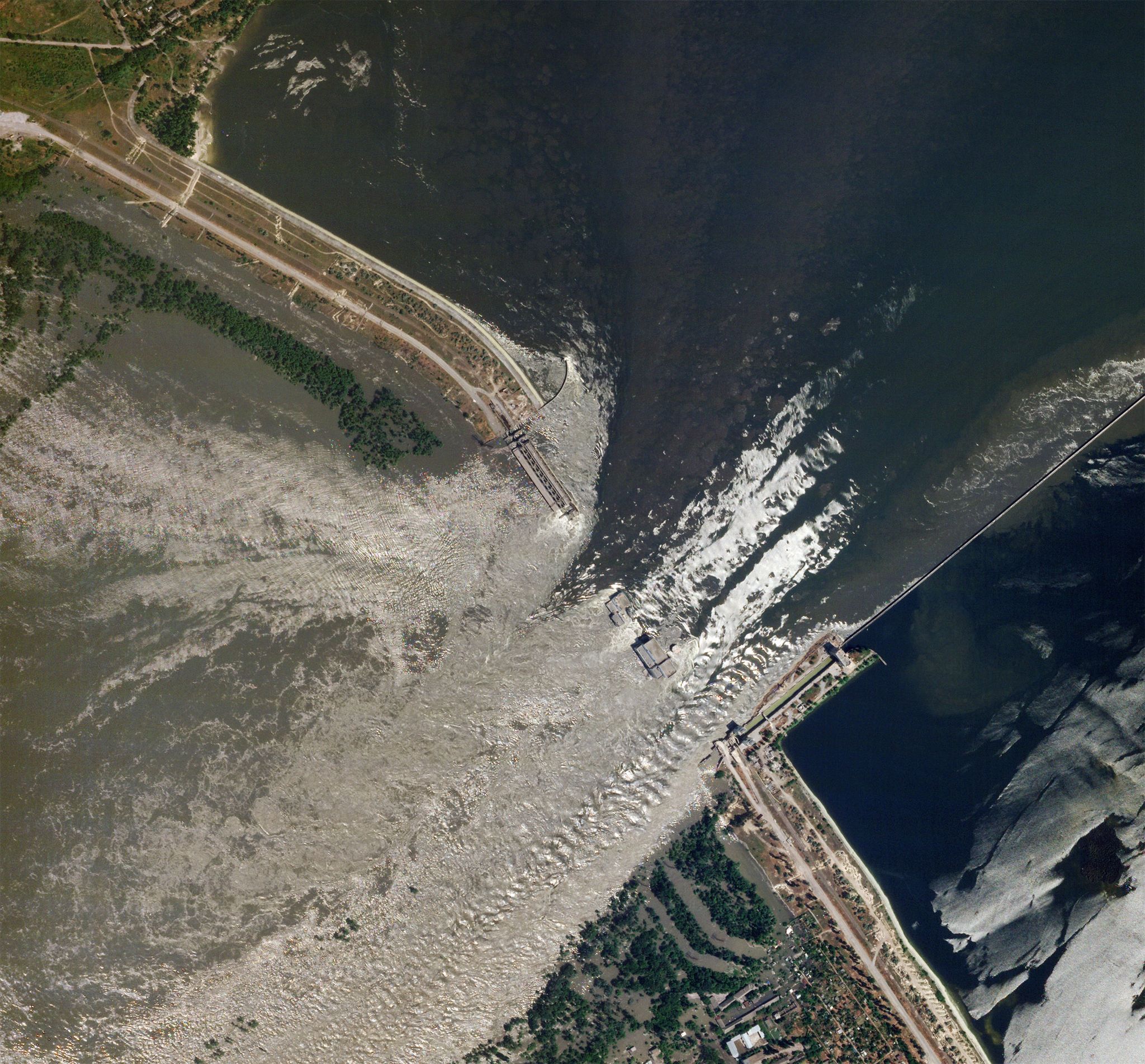 Një imazh satelitor tregon ujin që vërshon nga diga Kakhovka