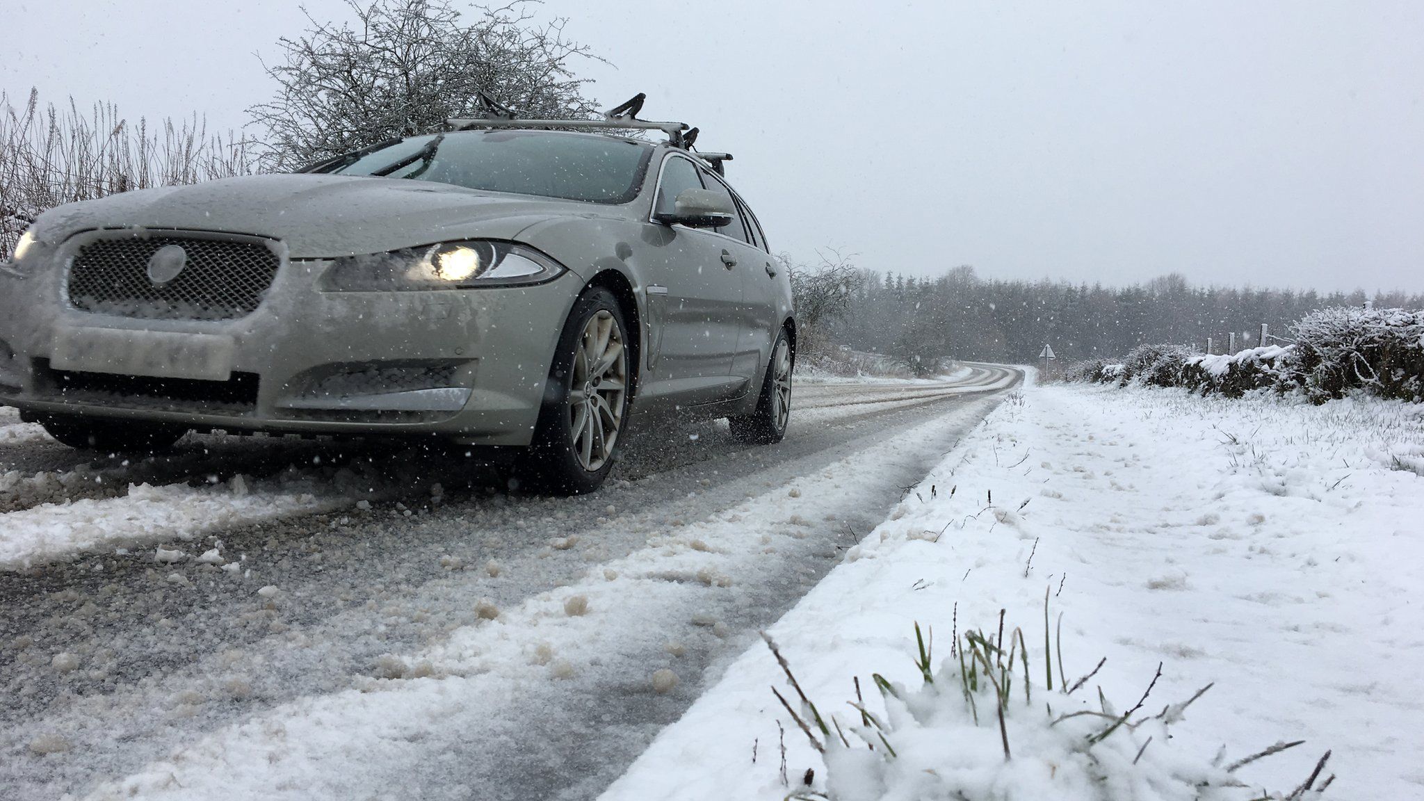 Car in snow on A820 Doune to Dunblane road
