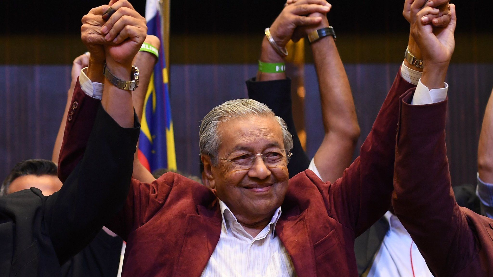 Former Malaysian PM and opposition candidate Mahathir Mohamad celebrates with other leaders of his coalition in Kuala Lumpur on early May 10, 2018