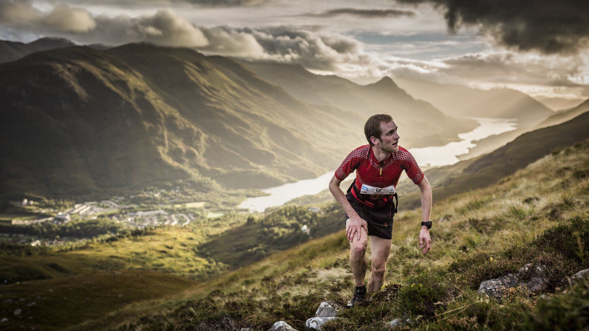 Trail man. Бег скайраннинг. Спортсмен в горах.