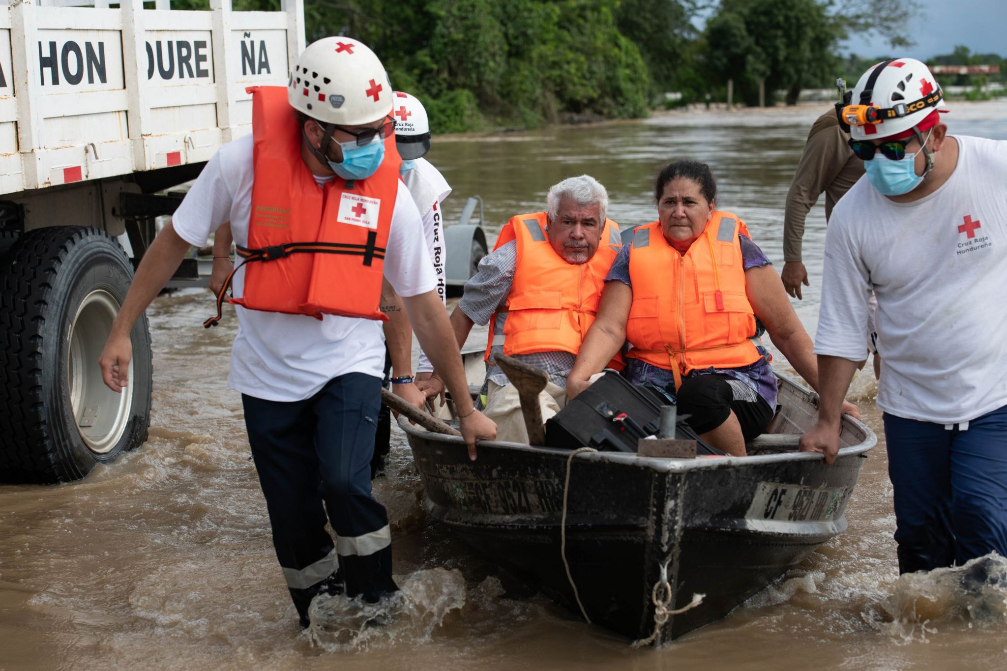 Roberto Mallorca and Oneida Pérez are rescued by the Red Cross and locals in Los Bajos de Choloma