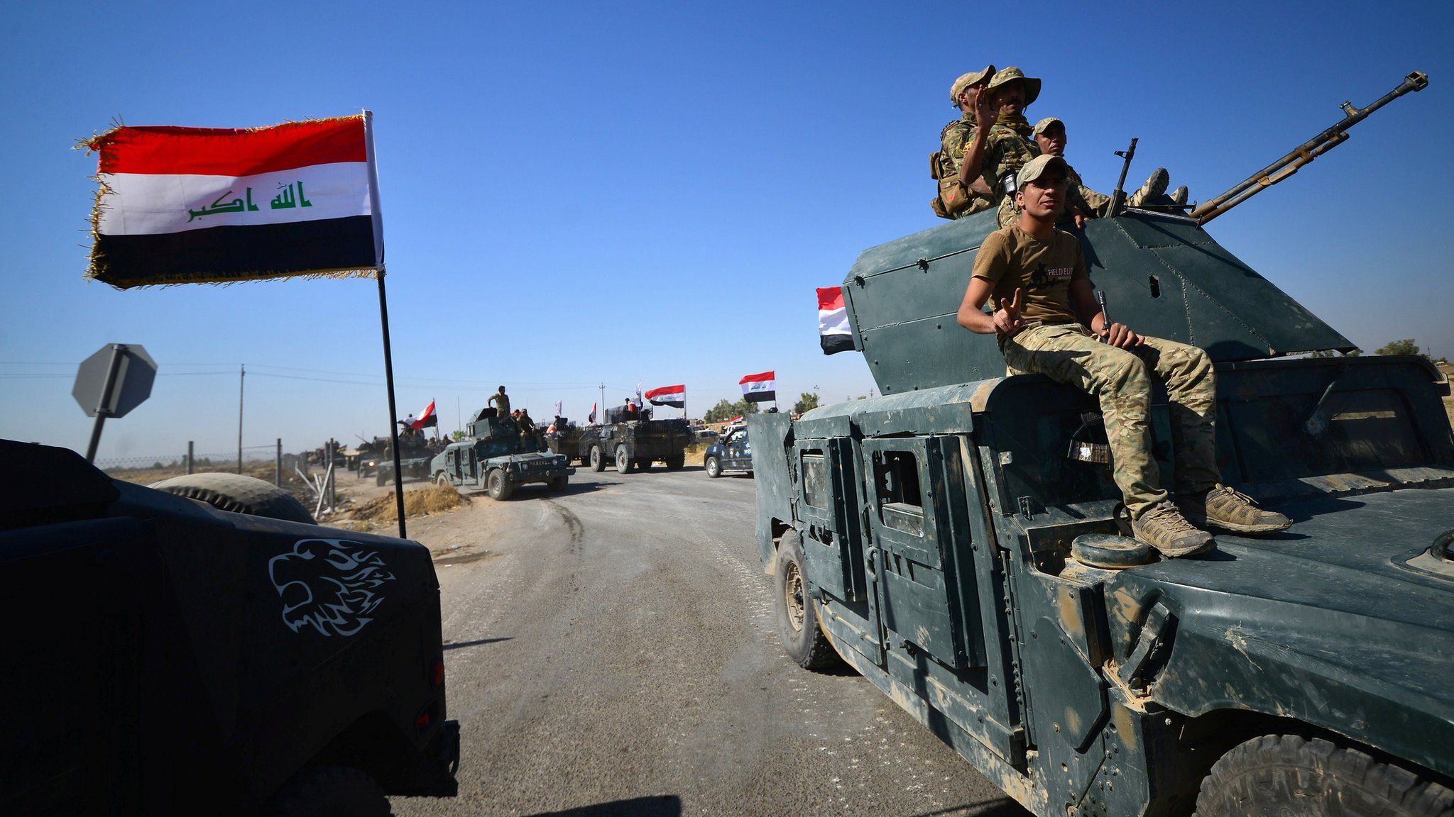 Iraqi forces advance in military vehicles in Kirkuk, Iraq (16 October 2017)
