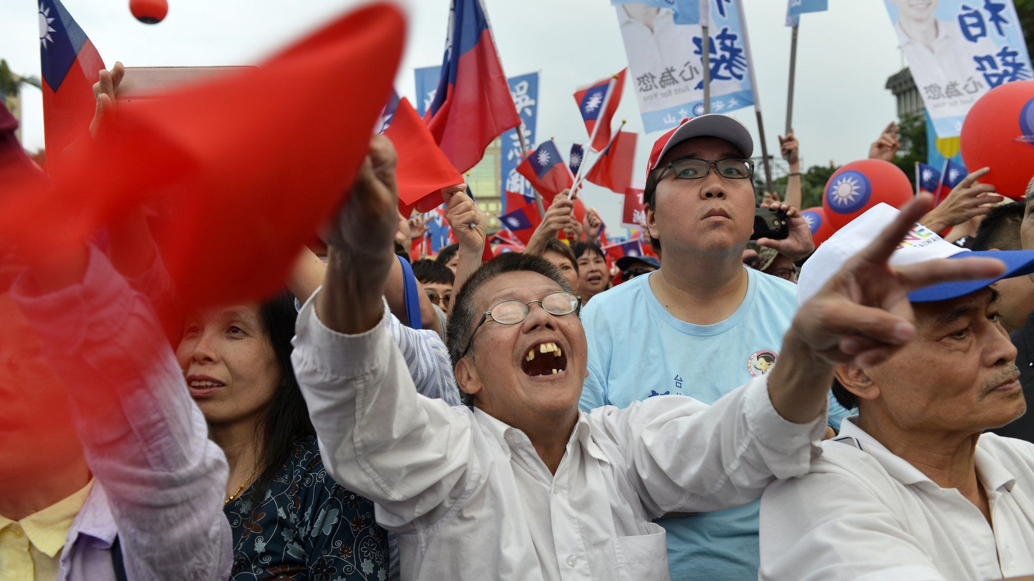Supporters of mayoral candidate Ting Shou-chung from the opposition Kuomintang party attend a campaign rally in Taipei on November 11, 2018
