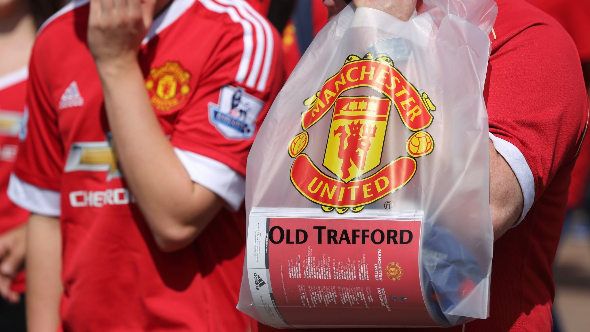 Manchester United announces record quarterly revenues - BBC News