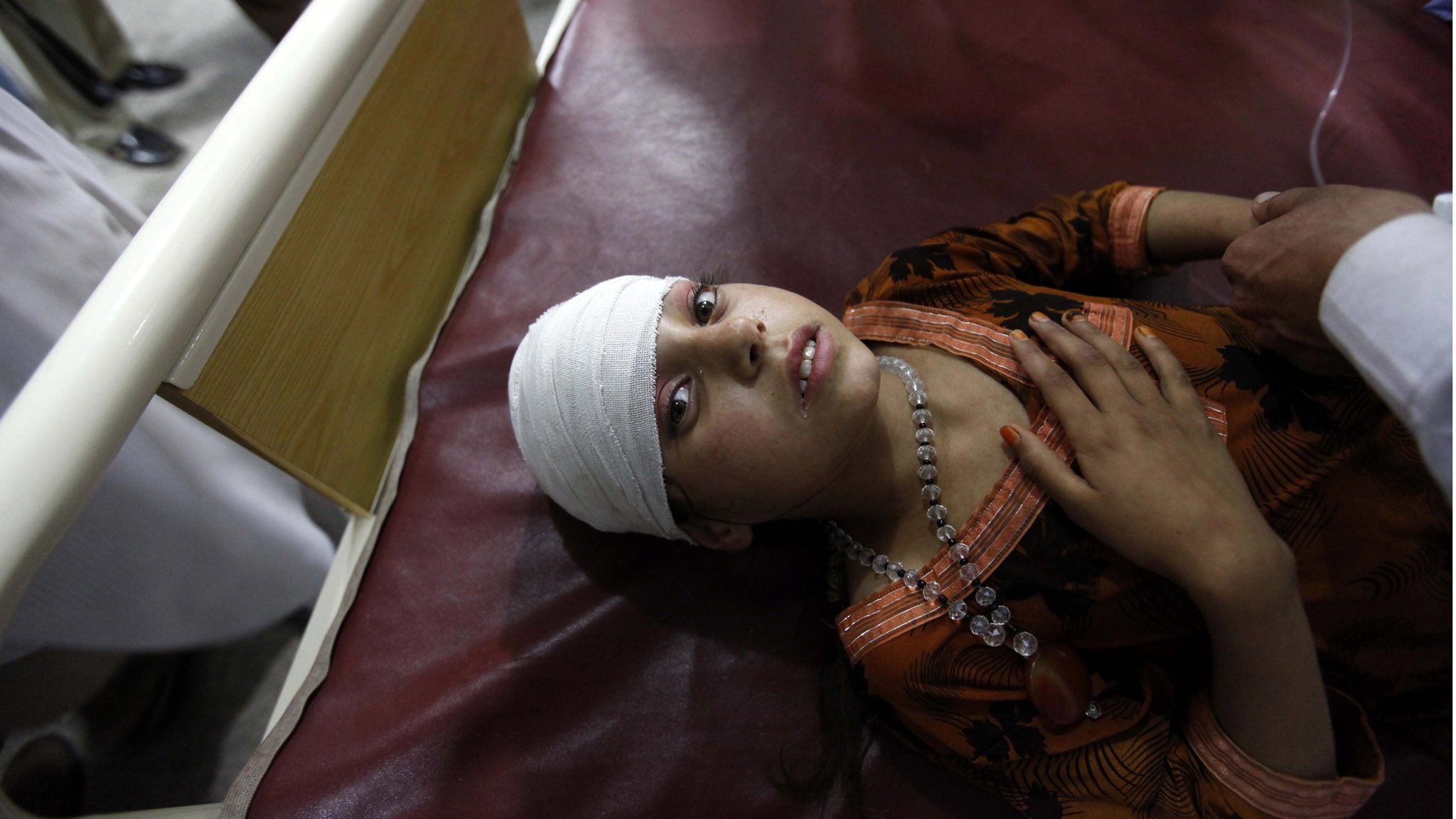 A girl injured in the earthquake receives medical treatment at a hospital in Peshawar, Pakistan (26 October 2015)