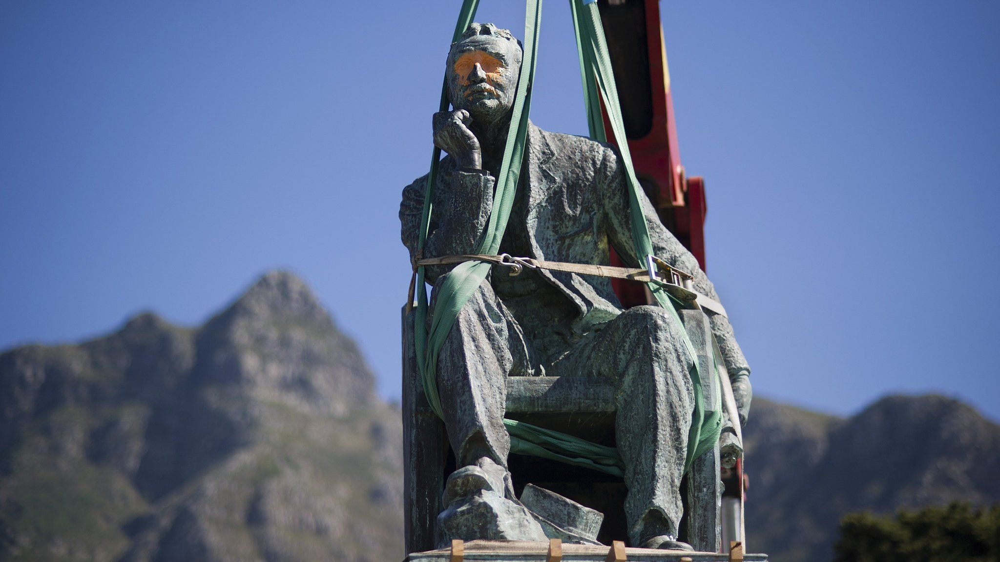 Statue of Rhodes being removed from Cape Town university