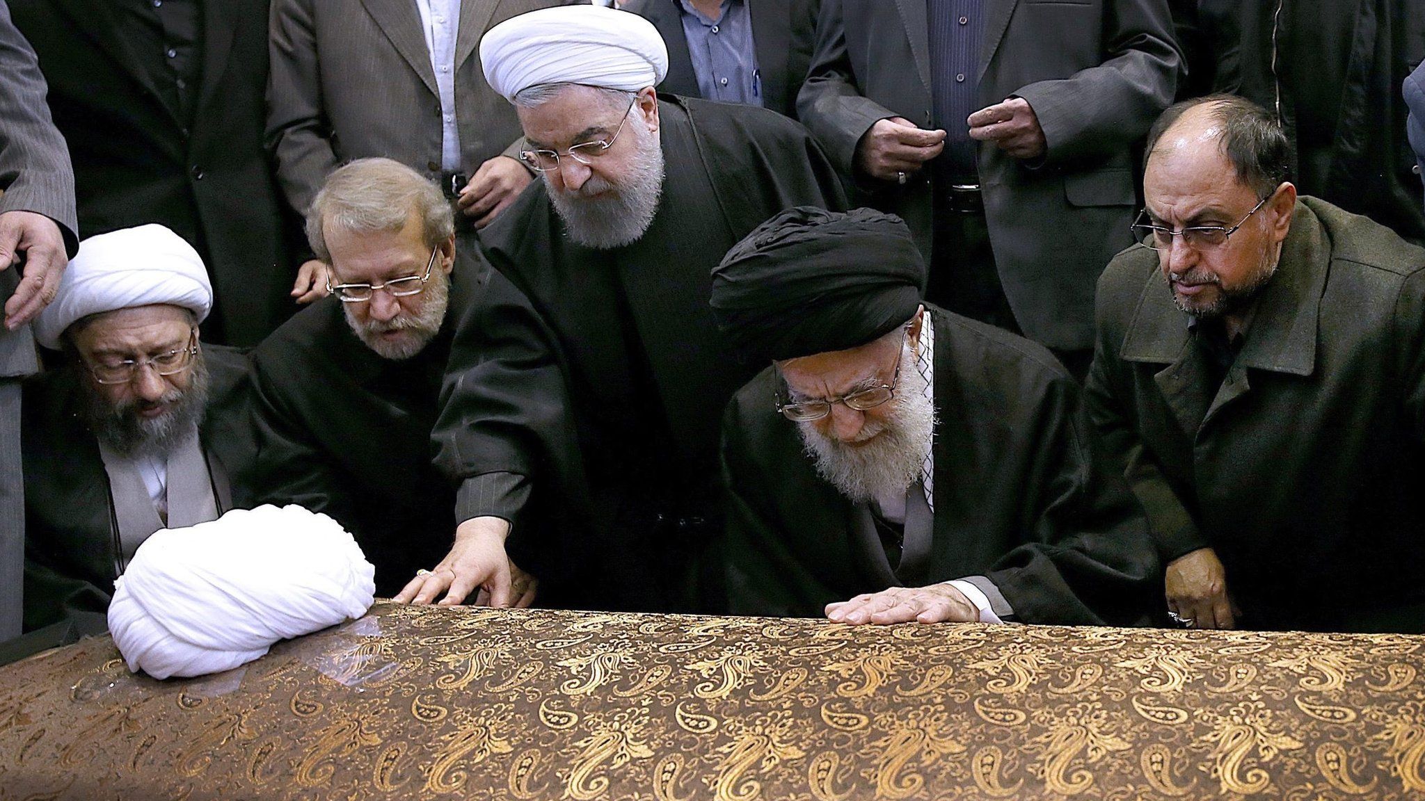 Iran Rafsanjani funeral underscores political divisions - BBC News