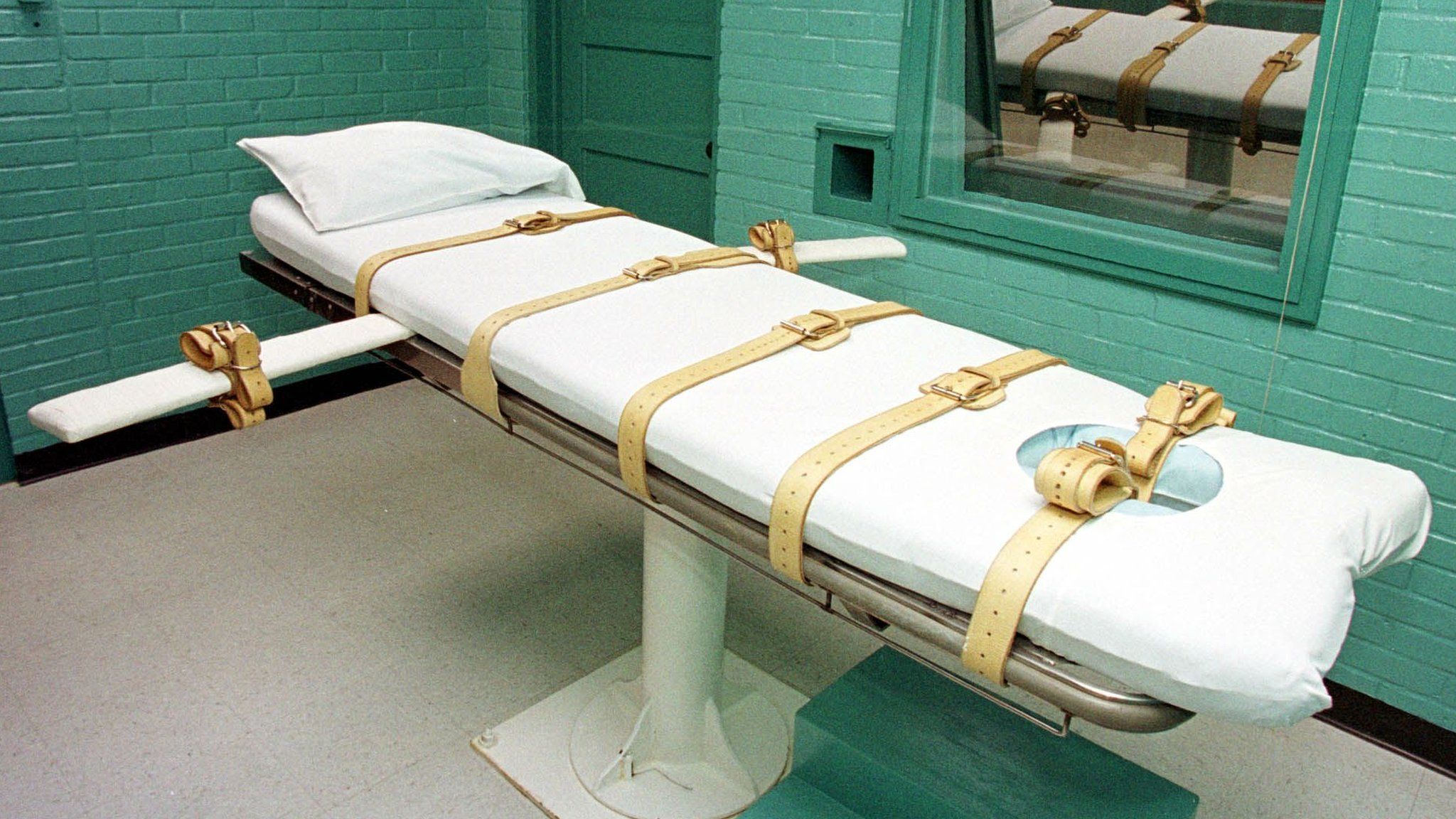 The "death chamber" where inmates are executed by lethal injection at a US state prison, 28 February 2000