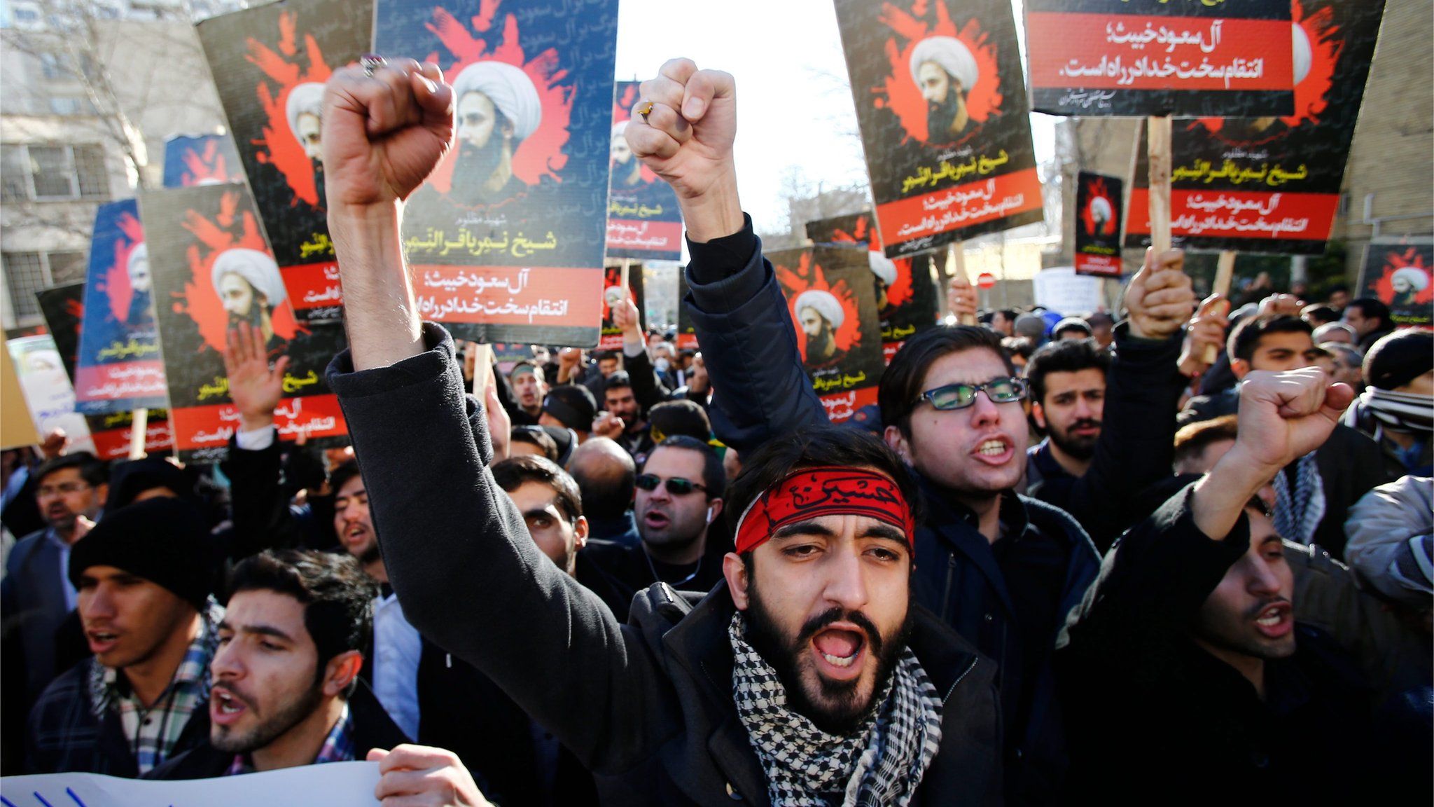 Protesters march near Saudi embassy in Tehran (03/01/16)