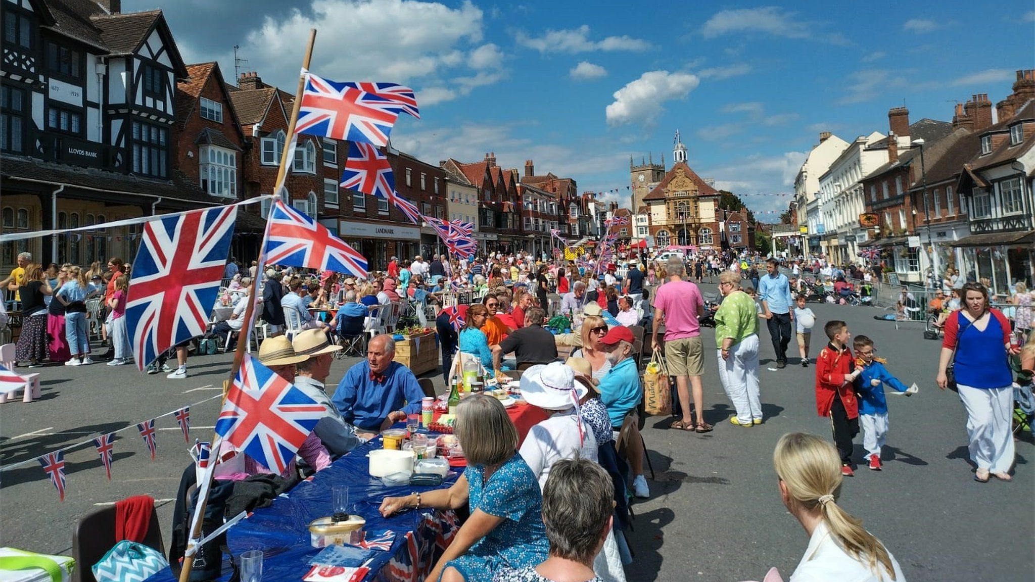 Thousands celebrate with Jubilee street parties