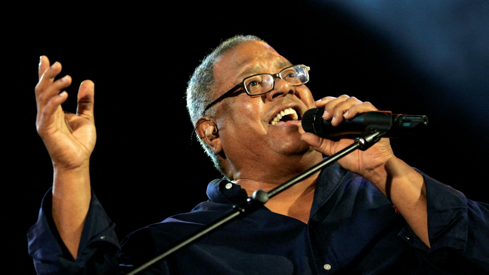 Pablo Milanés: Cuban music legend dies aged 79 - BBC