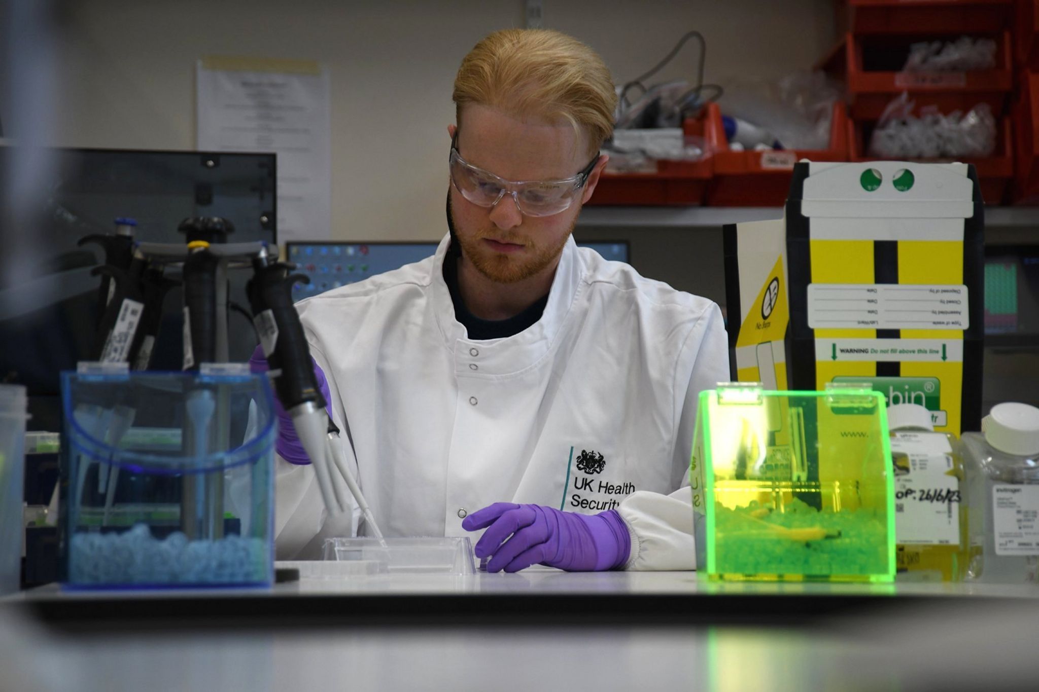 Лаборант подготавливает образцы в одной из новых лабораторий Агентства по безопасности здравоохранения, Портон-Даун, Солсбери