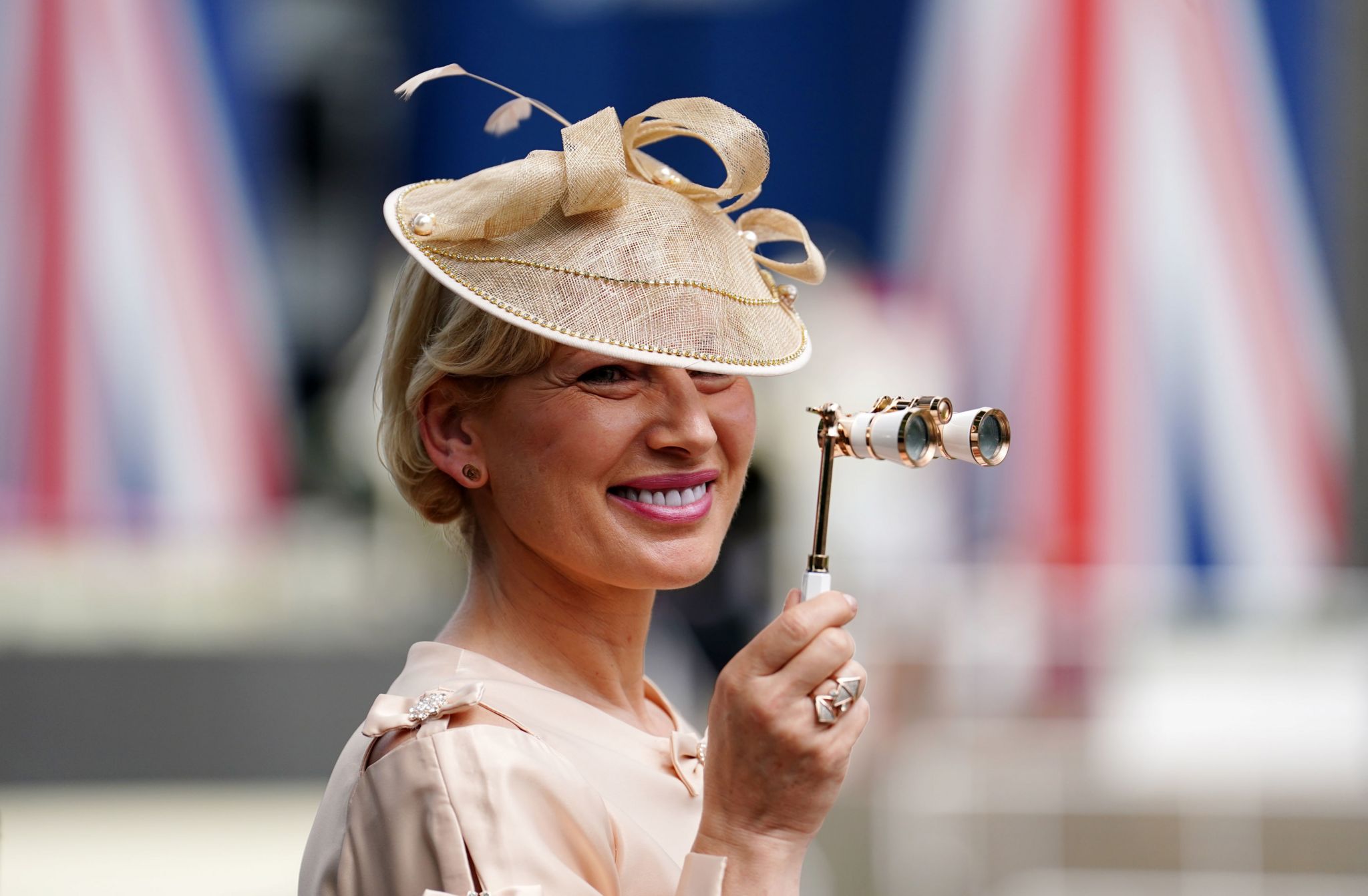 Royal Ascot: King and Queen join racegoers - BBC News