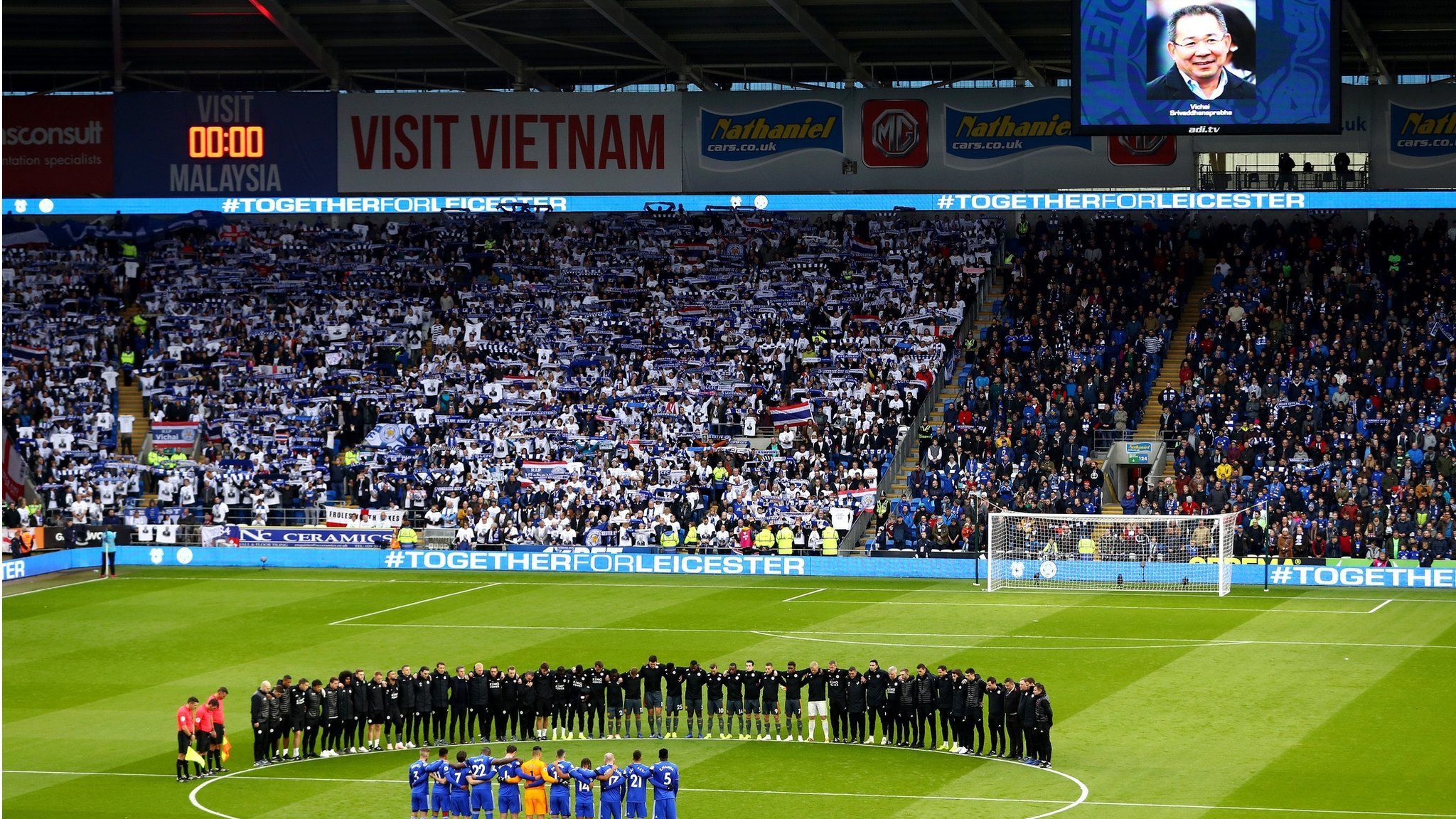 Players observe minute's silence before Cardiff City v Leicester City