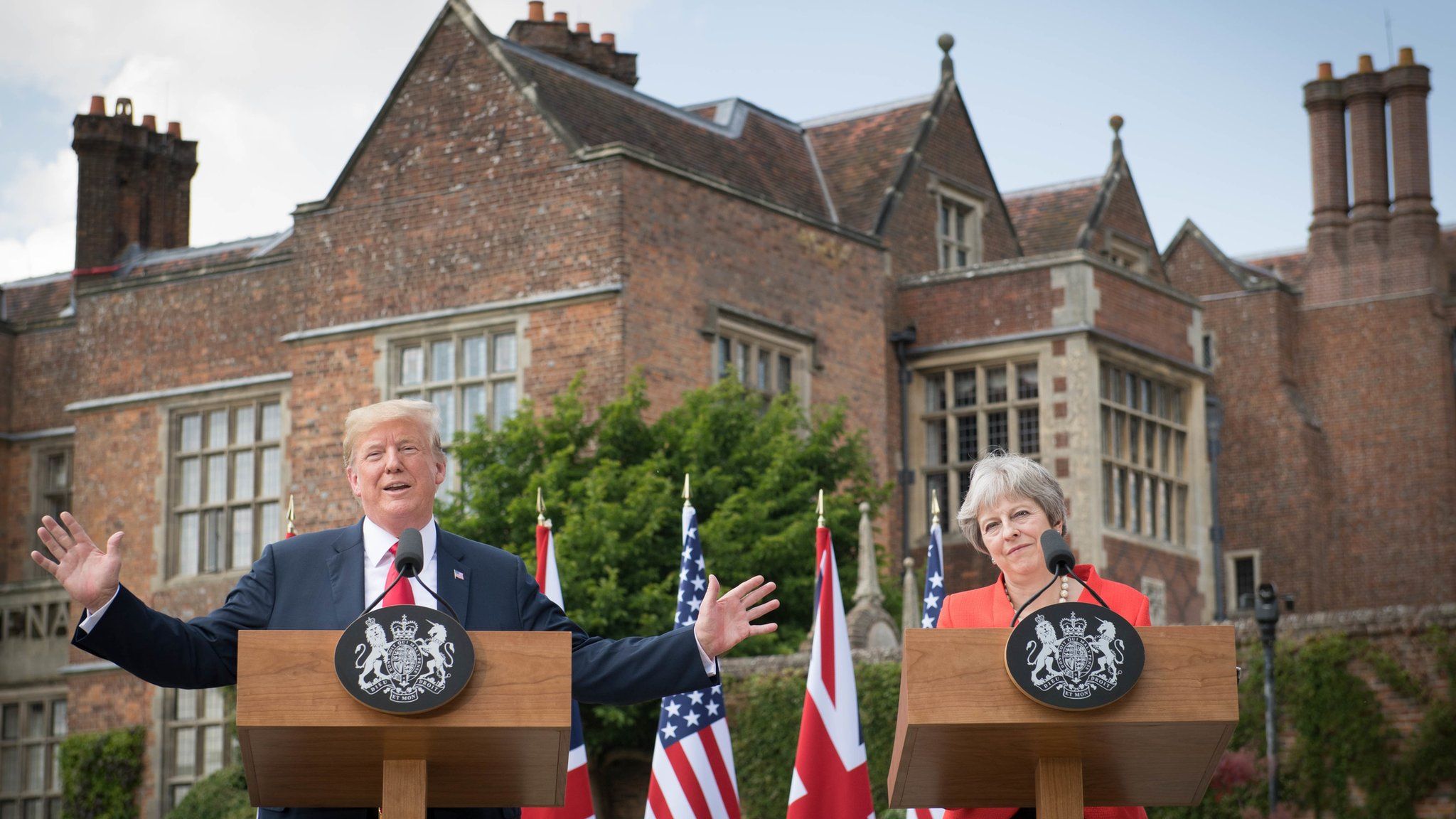 Donald Trump and Theresa May at Chequers news conference