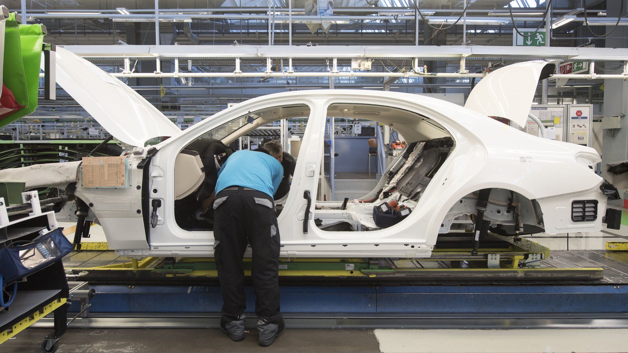 An employee works on a Mercedes-Benz S-Class car on the assembly line on January 24, 2018 at a plant of the Stuttgart-based luxury carmaker Mercedes-Benz in Sindelfingen, southwestern Germany. Confidence among investors in Germany surged in January, a closely-watched survey showed on January 23, 2018, in a further sign that a growth streak in Europe's powerhouse could have much further to run.