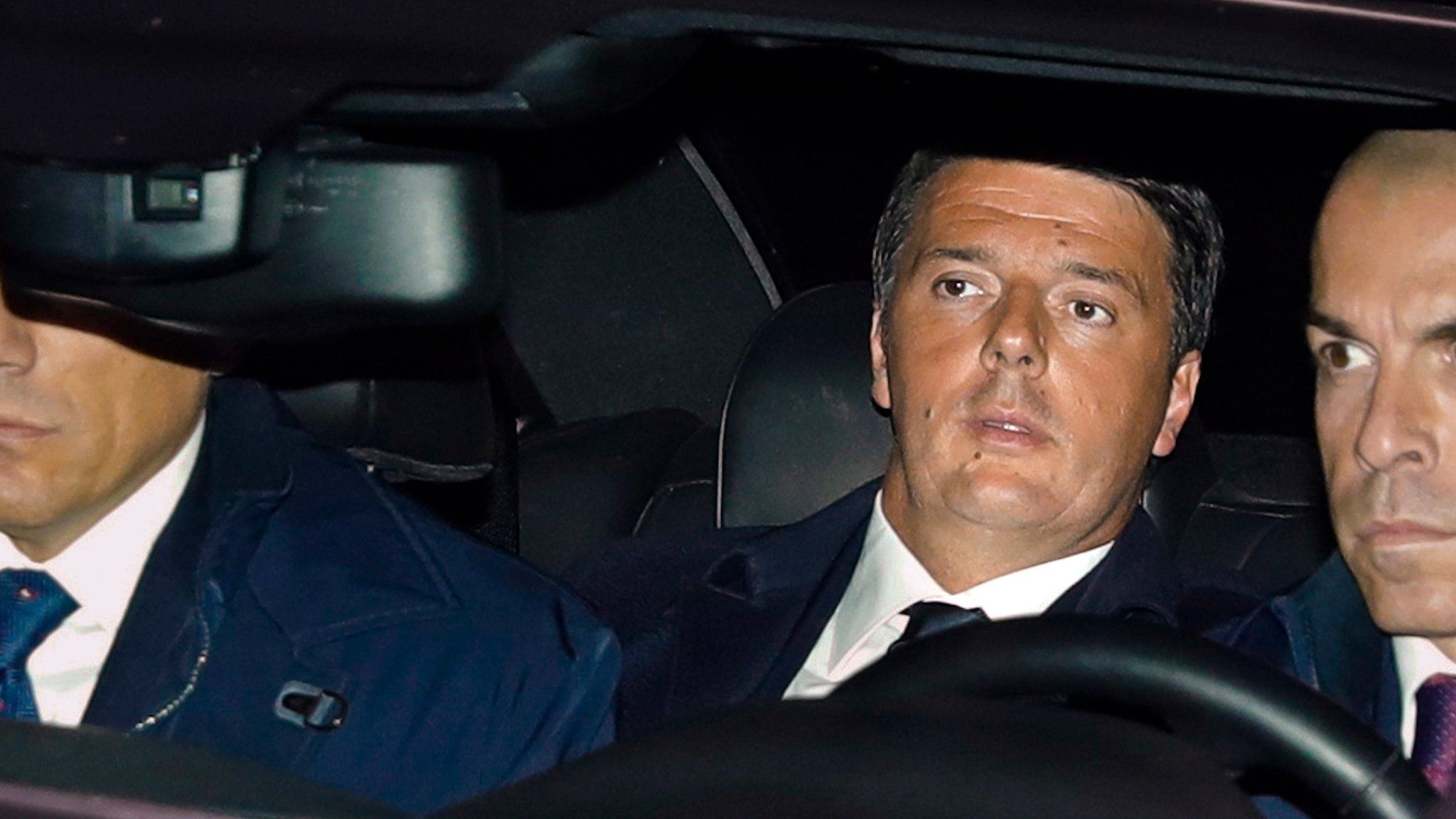 Matteo Renzi arriving at the presidential palace on 7 December 2016